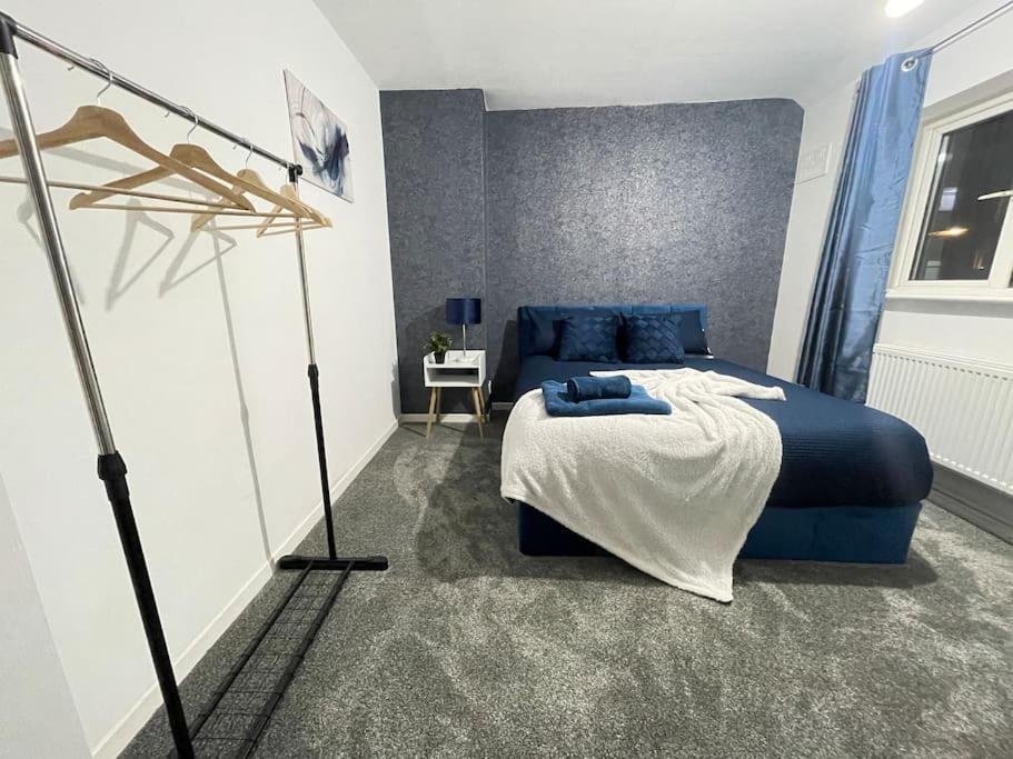 Heathrow 3 Bed House & Workspace Sleeps 6 Terminal5スタンウェル エクステリア 写真